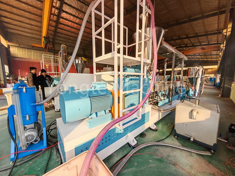 Nâng cấp Yongte Nâng cấp Máy Granulator WPC được thử nghiệm thành công với công suất cao và mức tiêu thụ điện năng thấp