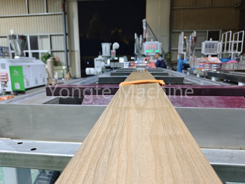 Thiết bị đồng loại gỗ của máy móc nhựa Yongte giúp ngành công nghiệp cửa sổ và cửa sổ gỗ giúp