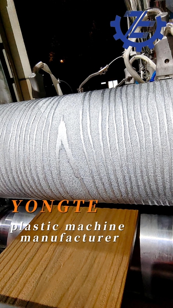 Máy móc nhựa Yongte trao quyền cho ngành công nghiệp sàn gỗ và nuôi dưỡng sâu sắc thị trường bảo vệ môi trường châu Âu và Mỹ.