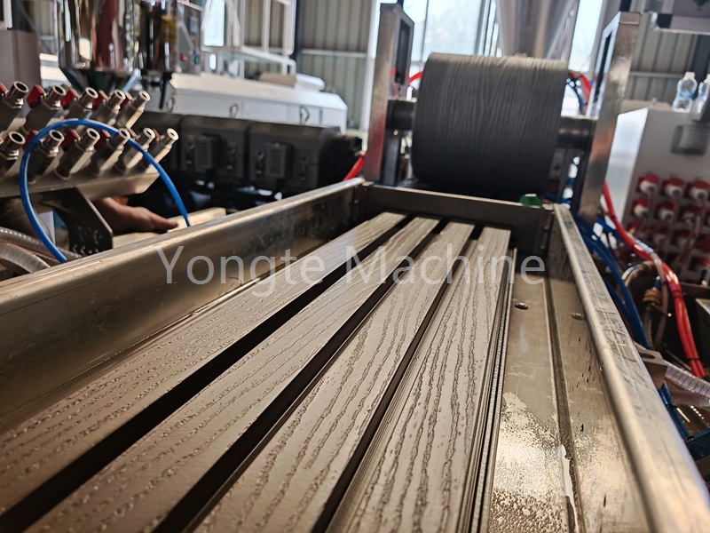 Máy ép đùn bảng điều khiển tường Yongte WPC đã được kiểm tra thành công