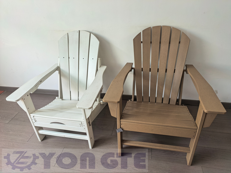Chai nhựa bị loại bỏ thành những chiếc ghế bãi biển bằng gỗ phổ biến