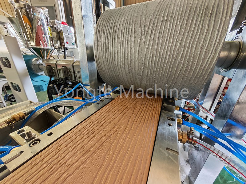 Làm thế nào để điều chỉnh độ sâu dập nổi trên sàn WPC?