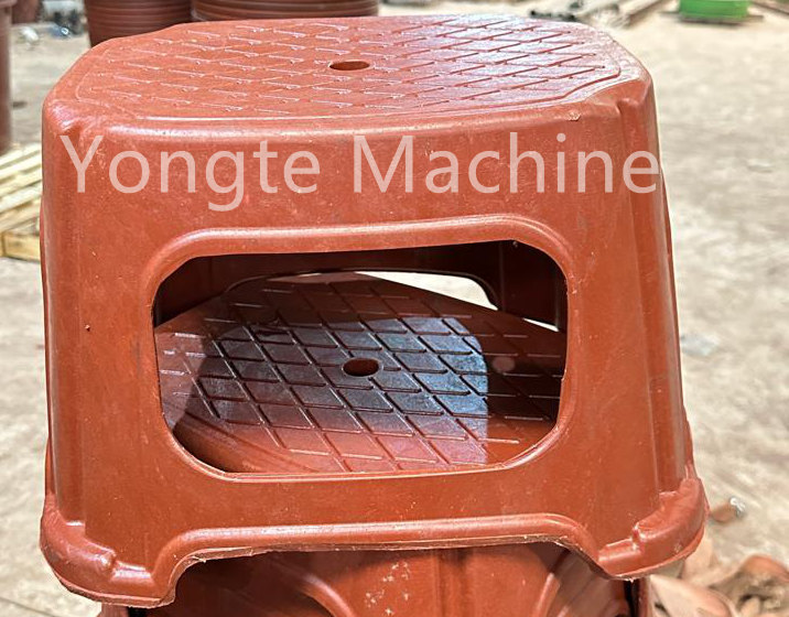 Máy ép nhựa Yongte và máy đúc được lắp đặt trong nhà máy của khách hàng châu Phi để tái chế chất thải nhựa vào xô nhựa, lưu vực nhựa và ghế nhựa.