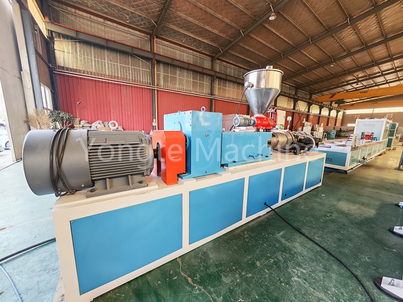 Máy hồ sơ Yongte PVC được sử dụng để sản xuất máng trồng dâu tây