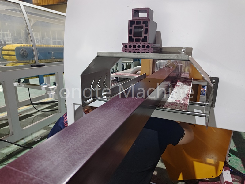 Rác thải nhựa ở Châu Phi khó xử lý nhưng dây chuyền sản xuất cột gỗ-nhựa của Yongte mang đến bước đột phá.