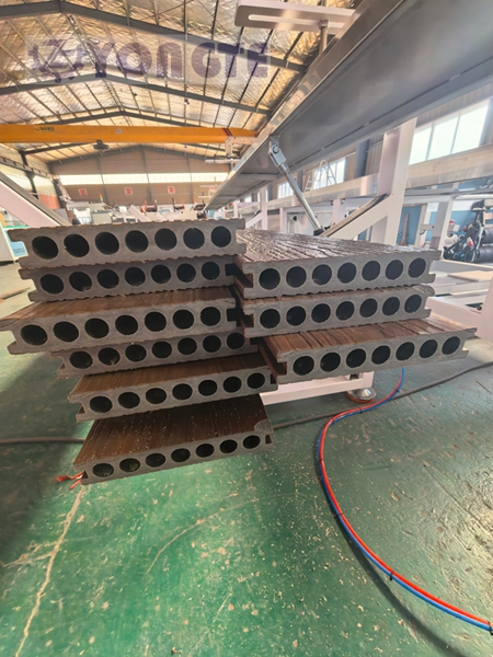 Máy móc nhựa Yongte hoàn thành nâng cấp dây chuyền sản xuất sàn gỗ-nhựa dập nổi trực tuyến 3D, nhấn mạnh ưu điểm của nó như một giải pháp thay thế gỗ nguyên khối