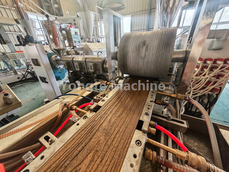 Dây chuyền ép đùn sàn WPC Yongte với thiết bị dập nổi 3D trực tuyến được thử nghiệm thành công