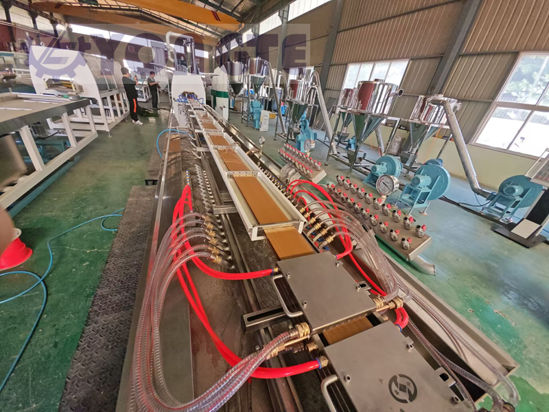 Máy móc nhựa Yongte: Làm sàn nội thất ô tô bằng vật liệu composite gỗ-nhựa (WPC) 