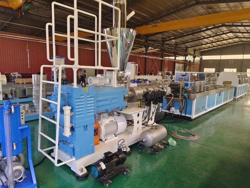 Bảng điều khiển cửa WPVC và máy tạo hồ sơ