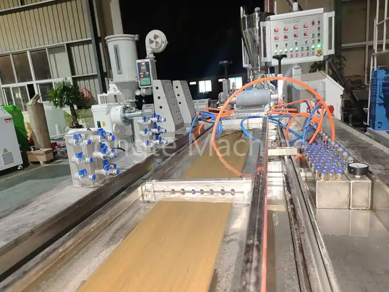 Máy nhựa Yongte Wood để biến bộ phim lãng phí thành vật liệu xây dựng màu xanh lá cây