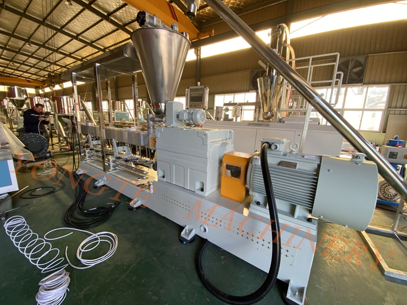 Máy móc nhựa Yongte đang tham gia đầy đủ vào sản xuất để đáp ứng nhu cầu đa dạng của khách hàng nước ngoài.