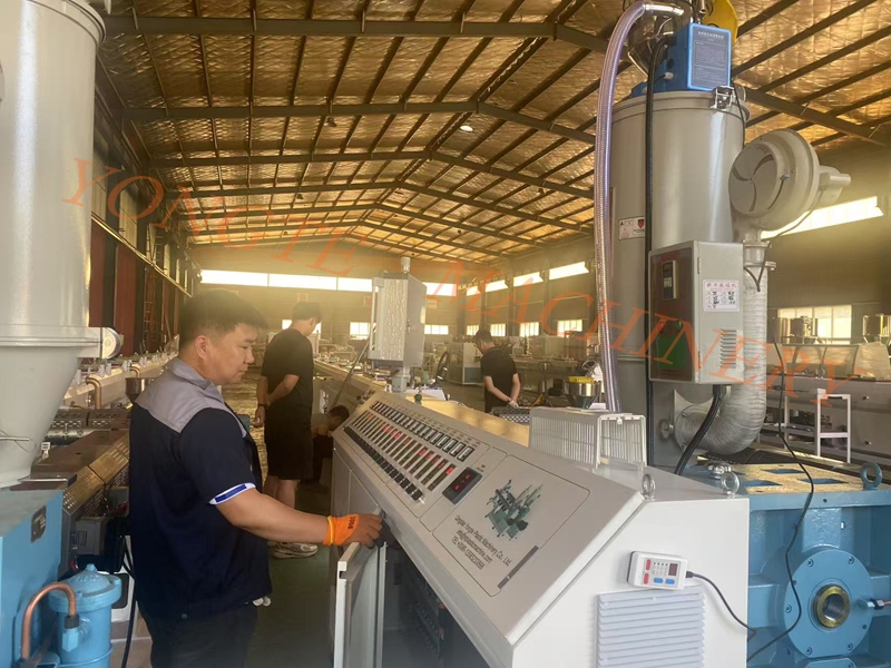 Các kỹ sư máy móc nhựa Yongte đang gỡ lỗi hoàn toàn dây chuyền sản xuất ống PPR để giúp giải quyết các vấn đề sản xuất.