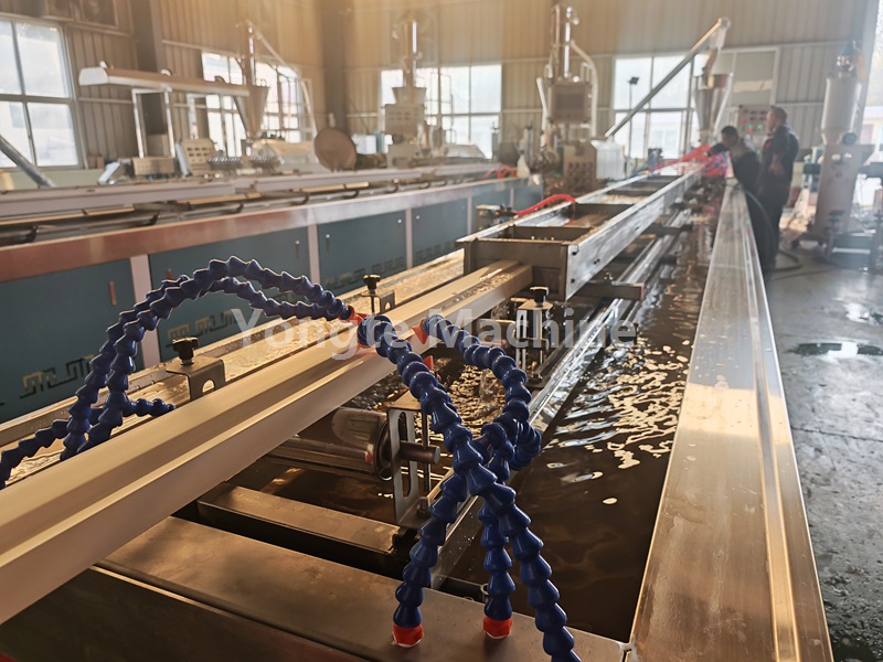 Máy đóng cửa WPC lõi rắn Yongte: Thử nghiệm thành công cho khách hàng Ấn Độ