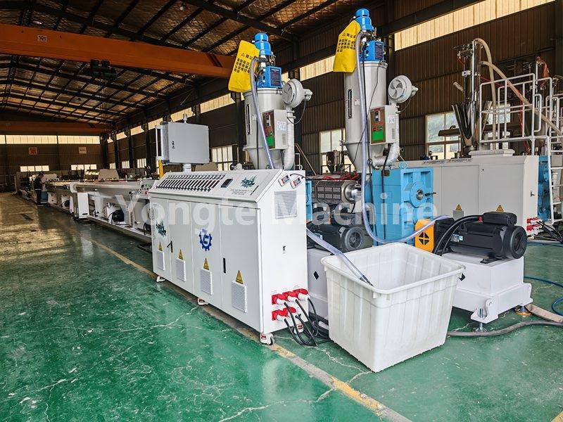 Máy đùn Yongte được trang bị động cơ servo