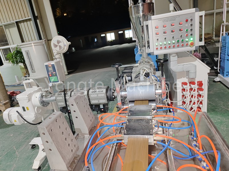Làm thế nào để giải quyết vấn đề màu sắc không đồng đều trong lớp đồng đùn của cấu hình WPC?
