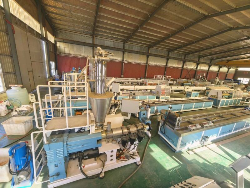 Yongte hoàn thành sản xuất 4 bộ dây chuyền ép đùn hồ sơ WPC