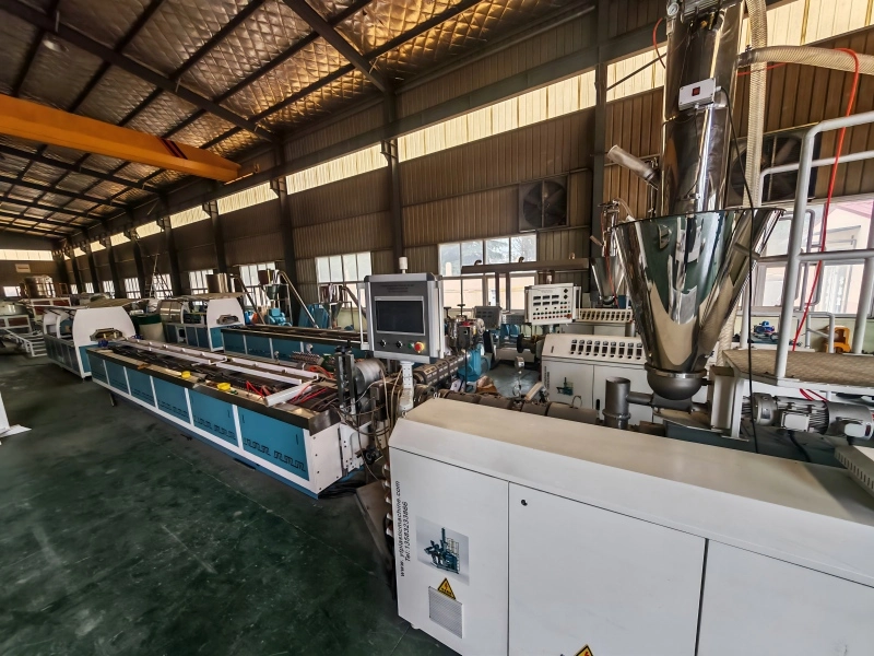 Dây chuyền sản xuất hồ sơ WPC tốc độ cao 4 khoang dành cho khách hàng Trung Đông
