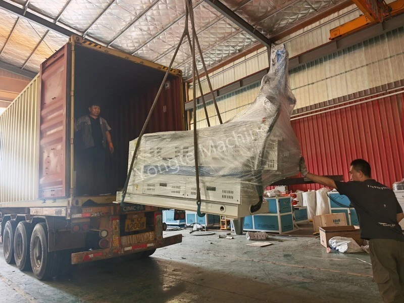 Giao máy ép nhựa cho khách hàng châu Phi