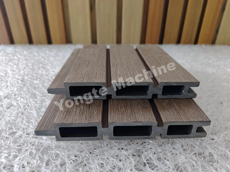 Khoảng cách lắp đặt được thiết kế cho các mối nối lưỡi và rãnh của tấm hàng rào WPC là bao nhiêu?
