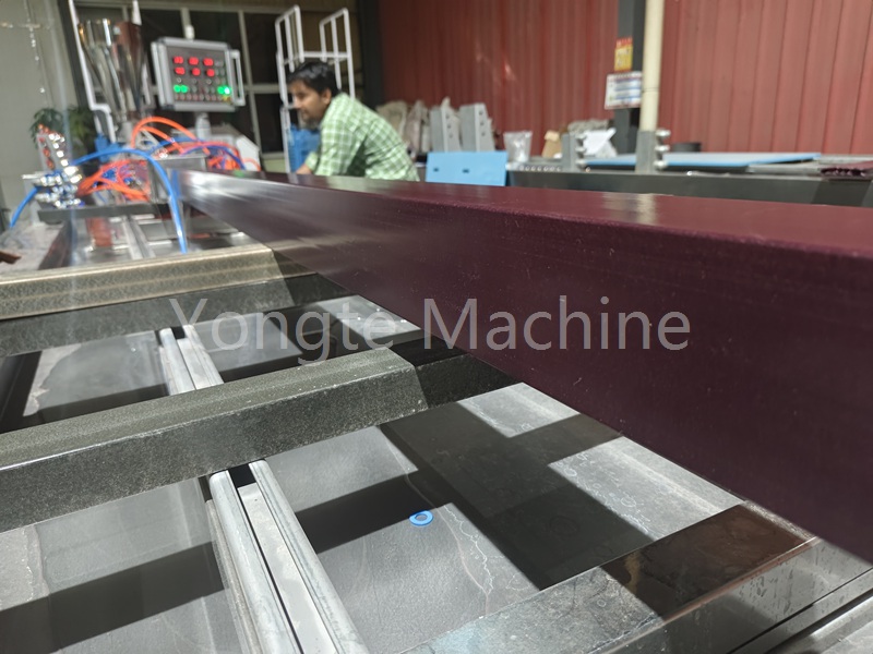 Dây chuyền sản xuất cột hàng rào WPC được tùy chỉnh cho khách hàng Ấn Độ